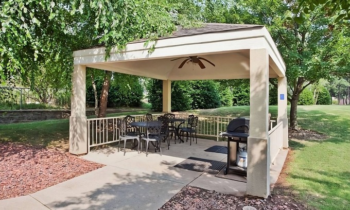 Gwinnett Place Hotel | Your Home Away From Home! Pet-friendly Unit w/Kitchen! Near Webb Bridge Park!