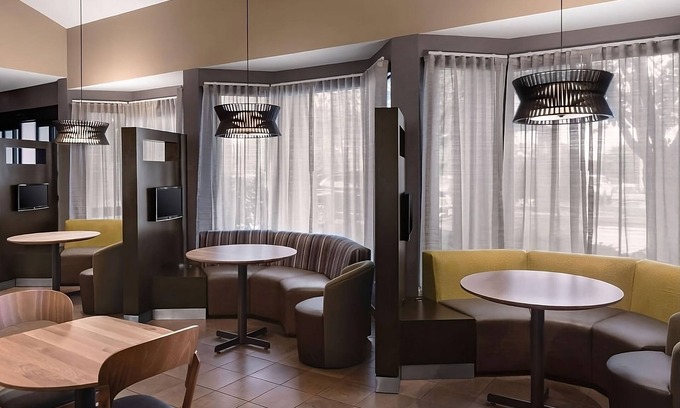 Middletown Hotel | Your Home Away From Home! 2 Modern Units, Free Parking, Near Easton's Beach