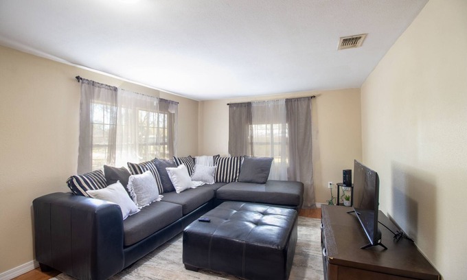 Pascagoula House | Your Home Away From Home! Contractor Special. 28 days or more only.