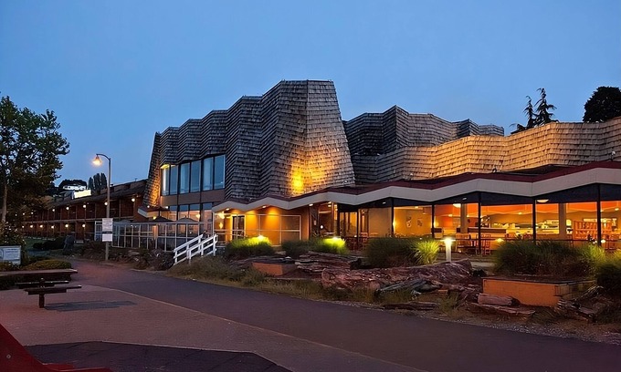 Port Angeles Resort | Your Home Far Away From Home! Outdoor Pool, FREE Parking, Pets Allowed!