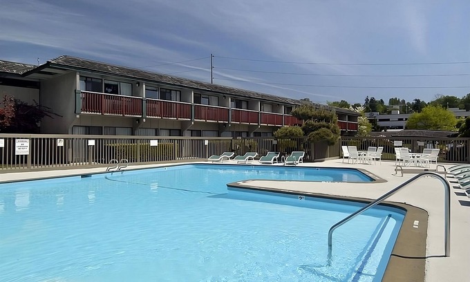 West Bellevue Hotel | Your Home in Bellevue! 2 Comfortable Units! Comes with FREE Breakfast!