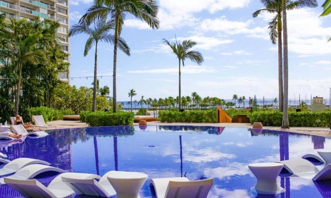 Waikiki Hotel | Your Home in the Tropics! Oceanfront, Outdoor Swimming Pool!