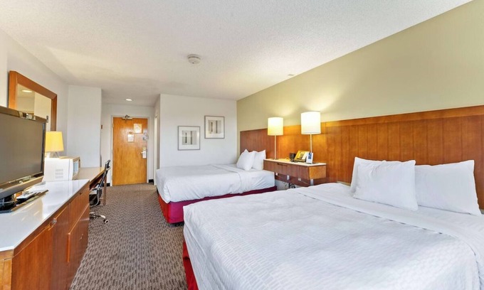 Cedar City Hotel | Your Ideal Base for Park Adventures & Exploration! Free Breakfast, Pool Access!