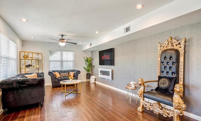 MacGregor Apartment | Your Luxury 2 Bed Escape*Medical Ctr*Mid/Downtown