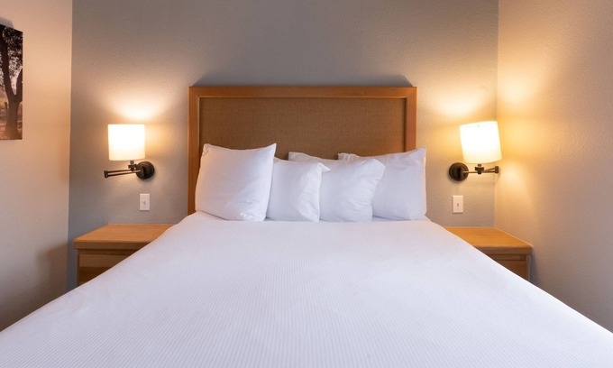 Napa Hotel | Your Napa Escape! 2 Relaxing Units, Free Parking, Outdoor Pool!