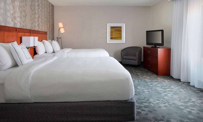 Middletown Hotel | Your Newport Escape Awaits! Pet-friendly Suite w/Balcony! Close to Downtown!