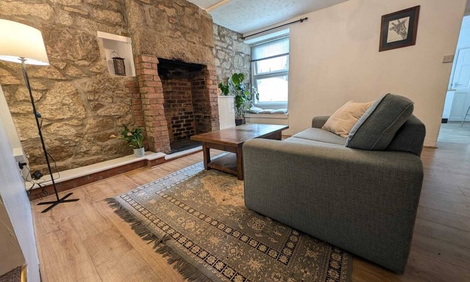 Chysauster Apartment | Your own hideaway 7 mins walk from the seaside, train station & hub of Penzance