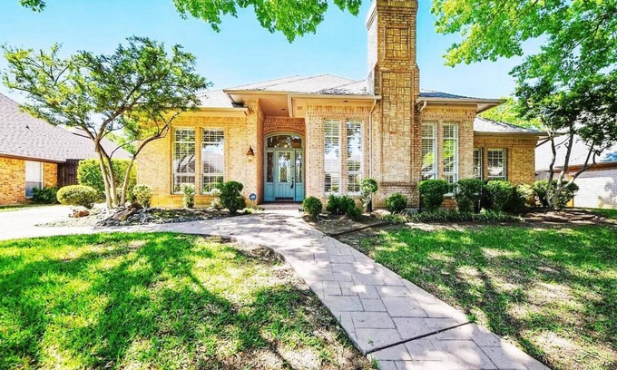 North Richland Hills House | Your perfect 4 bedroom getaway on a golf course