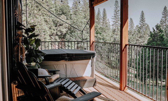 Cedar Ridge Ski Chalet | Your private boutique retreat in the heart of Grass Valley/Nevada City