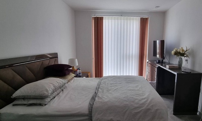 London Borough of Hounslow Apartment | Your Private En-suit in a Luxury high Rise