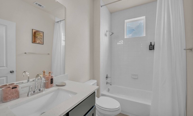 Hutto House | Your Private Oasis- 3 Bedrooms, 3 Bathroom of Pure luxury! Elegant and Spacious.