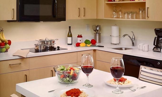 Schaumburg Hotel | Your Relaxing Getaway Awaits! Close to West Meadows Ice Arena, Rolling Meadows