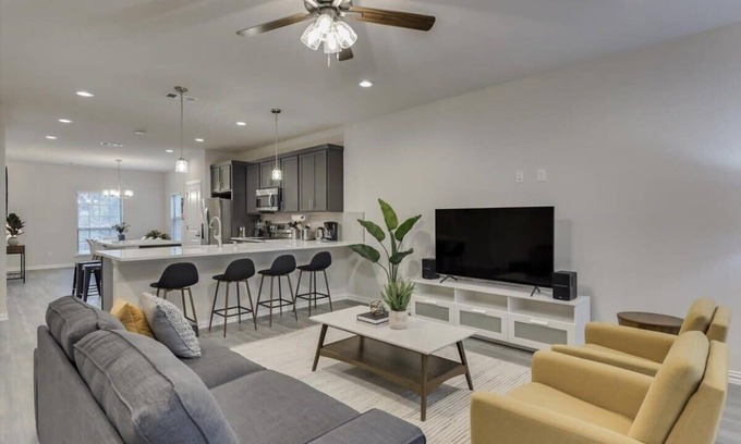 Cedar Crest House | Your Vibrant Dallas Getaway Home