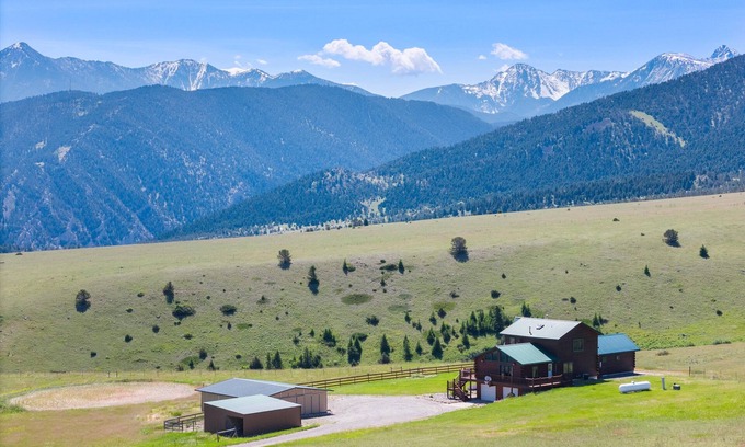 Wineglass House | Your Yellowstone adventure, log home for extended families, spectacular views