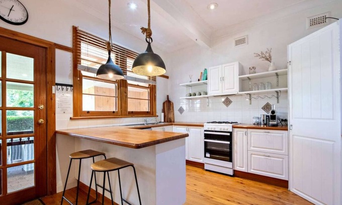 Dubbo House | Yourie Cottage - Firepit, Lush Gardens, Pets Allowed