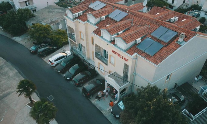 Neum Hotel | Youth Hotel Lav
