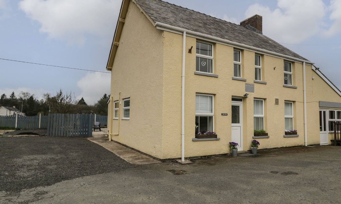 Frongoch Cottage | YR HEN SIOP, romantic, character holiday cottage in Bala