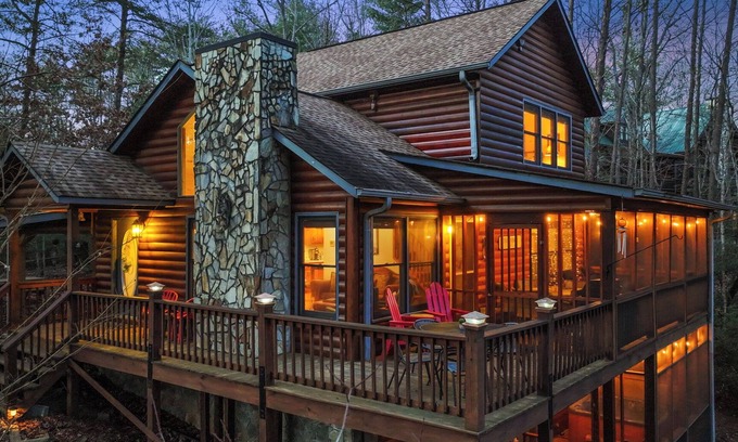 Blue Ridge Cabin | YR mountain views 10 mins to Main Street with fireplace, hot tub, pet-friendly