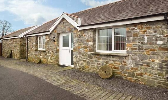Llanelli House | YSGUBOR, with a garden in Llanelli