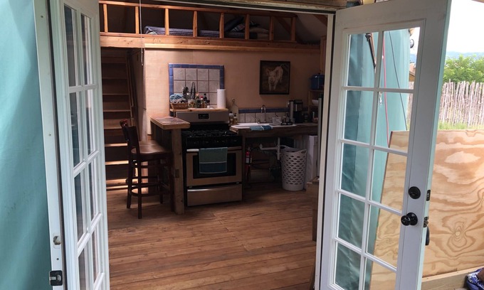 El Prado House | Yurt in Earth-Ship community! Solar Air-conditioning/Heating! Full Kitchen/Bath!