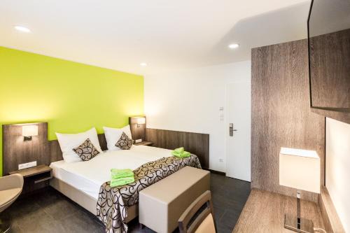 Rhein-Erft-Kreis District Apartment | Zehnthof 2a Haus - 2 WE, 2 Küche, 2 Bad 4 SZ, 8 Bett