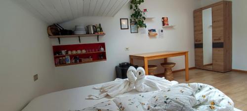 Fie allo Sciliar Apartment | Zimmer mit Bad und Garagenparkplatz