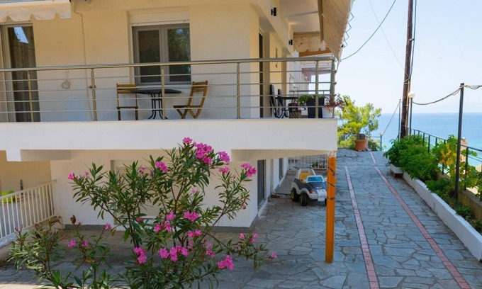 Nea Moudania Apartment | Zoe SeaView Apartment by RentalsPro