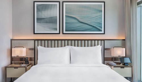 Club Room, 1 King Bed (Creek View)