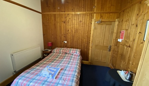 Double Bed Traditional Wood Paneled