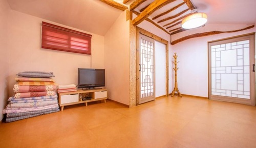 Room (Hanok 102)