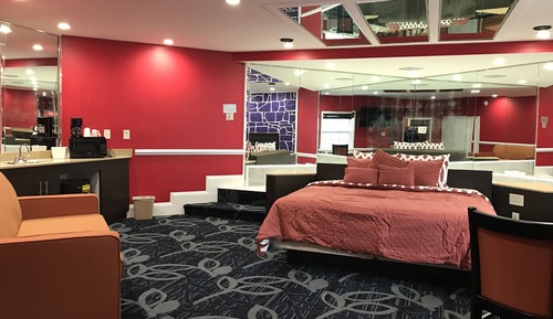 Honeymoon Suite, 1 King Bed, Smoking, Jetted Tub