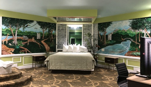 Jungle King Suite (Fireplace and Jetted Tub)