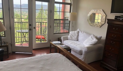 Mariposa - 1 Queen Bed, 1 Sofa, Balcony, Mountain View