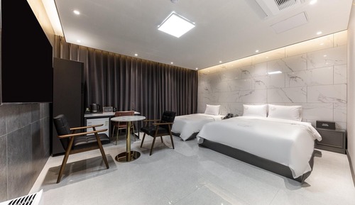 Room (Twin B (Single and King Netflix Air P)