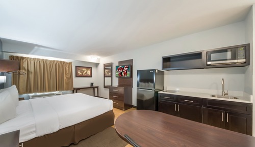 Studio, 1 King Bed, Non Smoking, Kitchenette