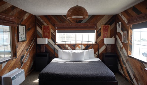 Room 9, 1 King Bed