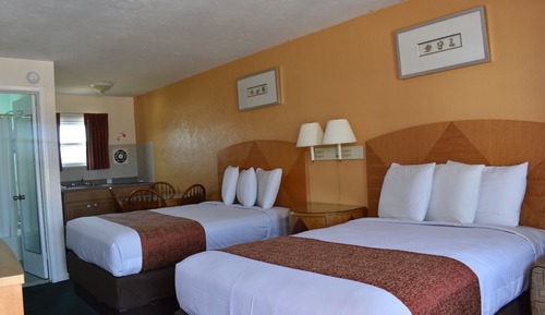 Deluxe Room with Two Full Beds and Kitchenette 