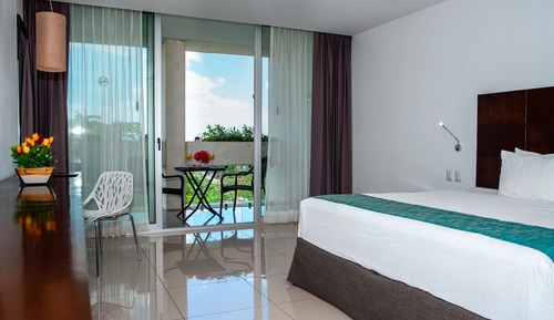 Executive Room, 1 King Bed, Refrigerator, Garden View