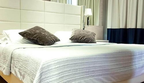 Honeymoon Room, Lake View