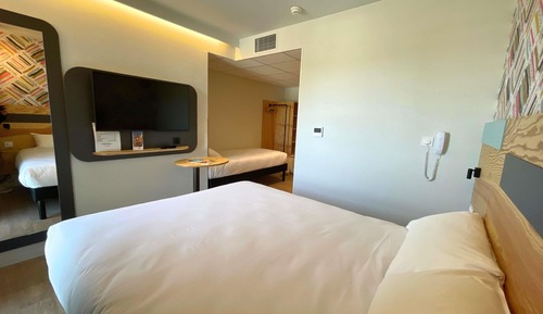 Room, Multiple Beds (Pop)