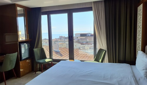 Junior Room, 1 Queen Bed, Sea View, Corner