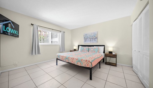 Superior 1-Bedroom King  w/ Kitchen & Sofa Bed