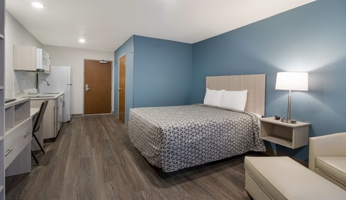 Queen Suite with Sofa and Dishwasher (Dishes/Cookware Included)