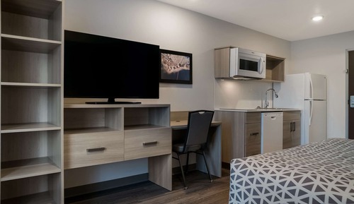 Queen Suite w/ Dishwasher (Dishes/Cookware Included)