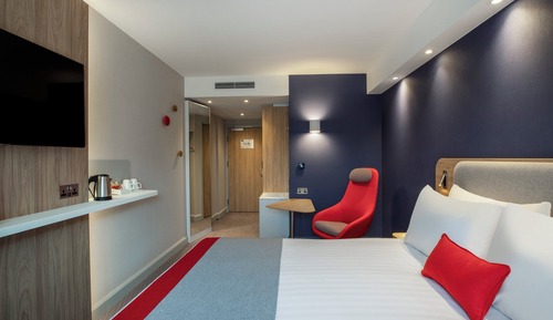Standard Room, 1 Queen Bed, Accessible (Free Breakfast)