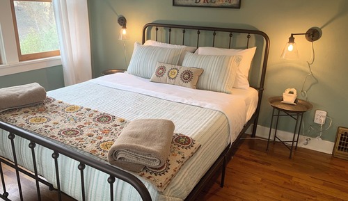 Economy Room, 1 Queen Bed