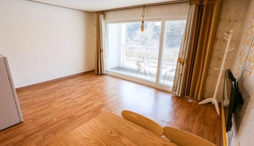 Room (Room 203)