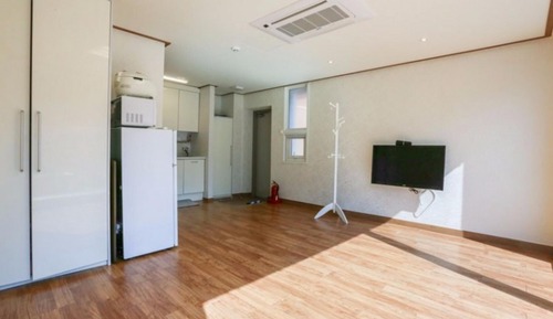 Room (Room 102)