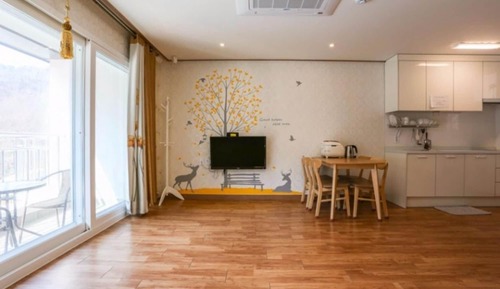 Room (Room 201)