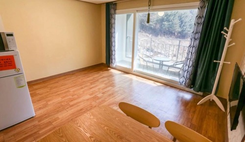 Room (Room 205)